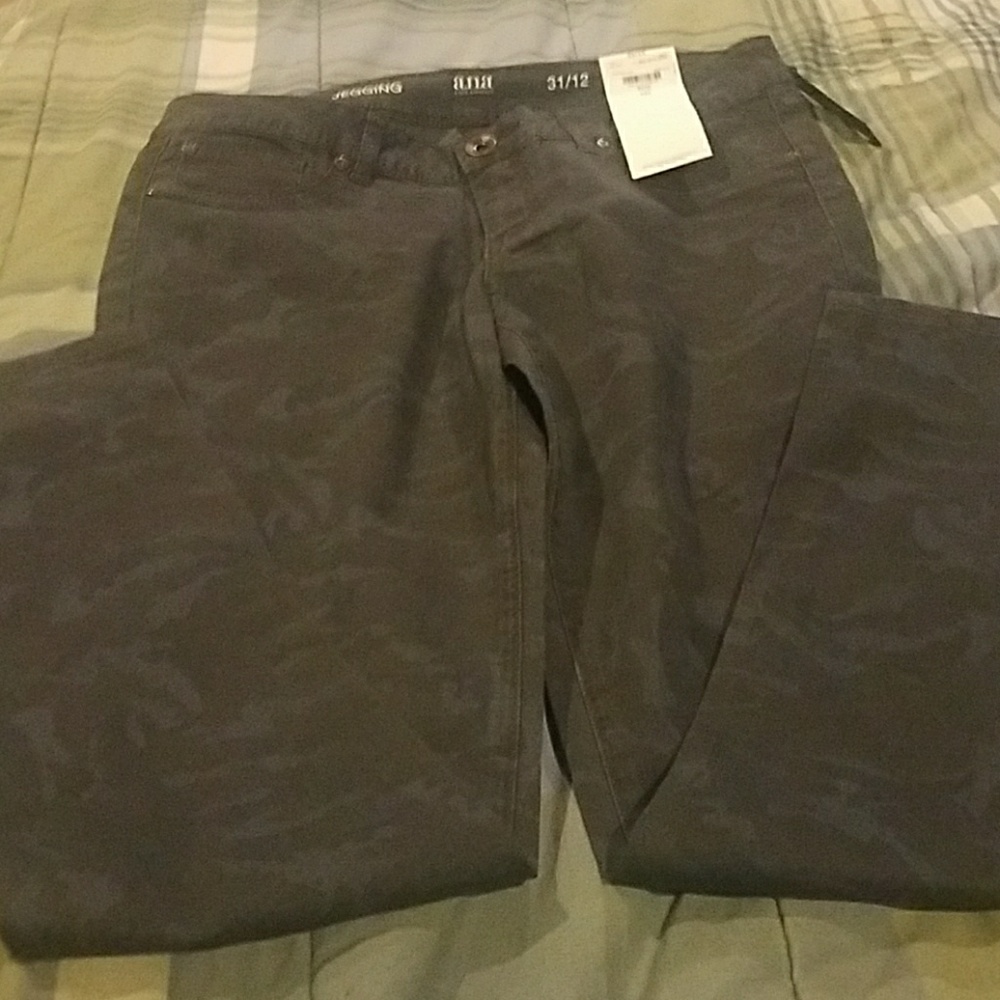 ❤ 2/$25 Camo print jeggings